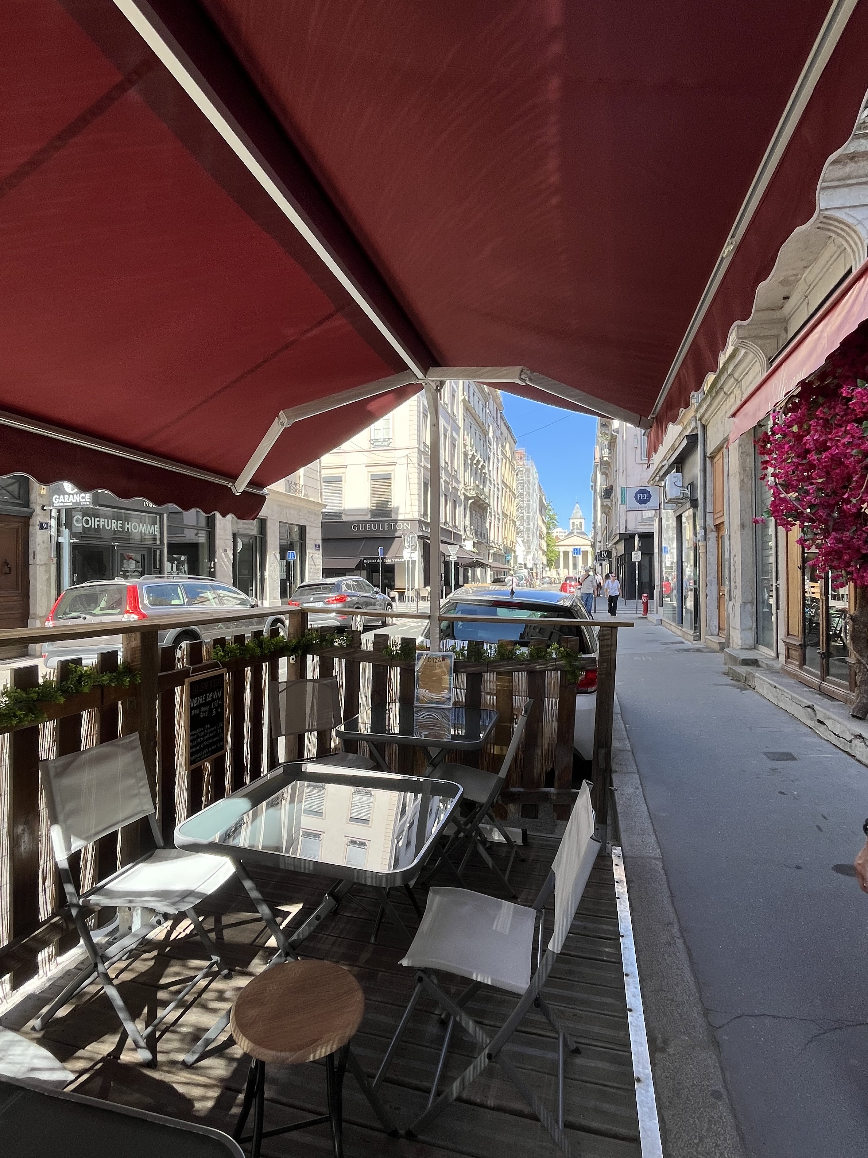 Terrasse extérieure de la Cave d'Iza