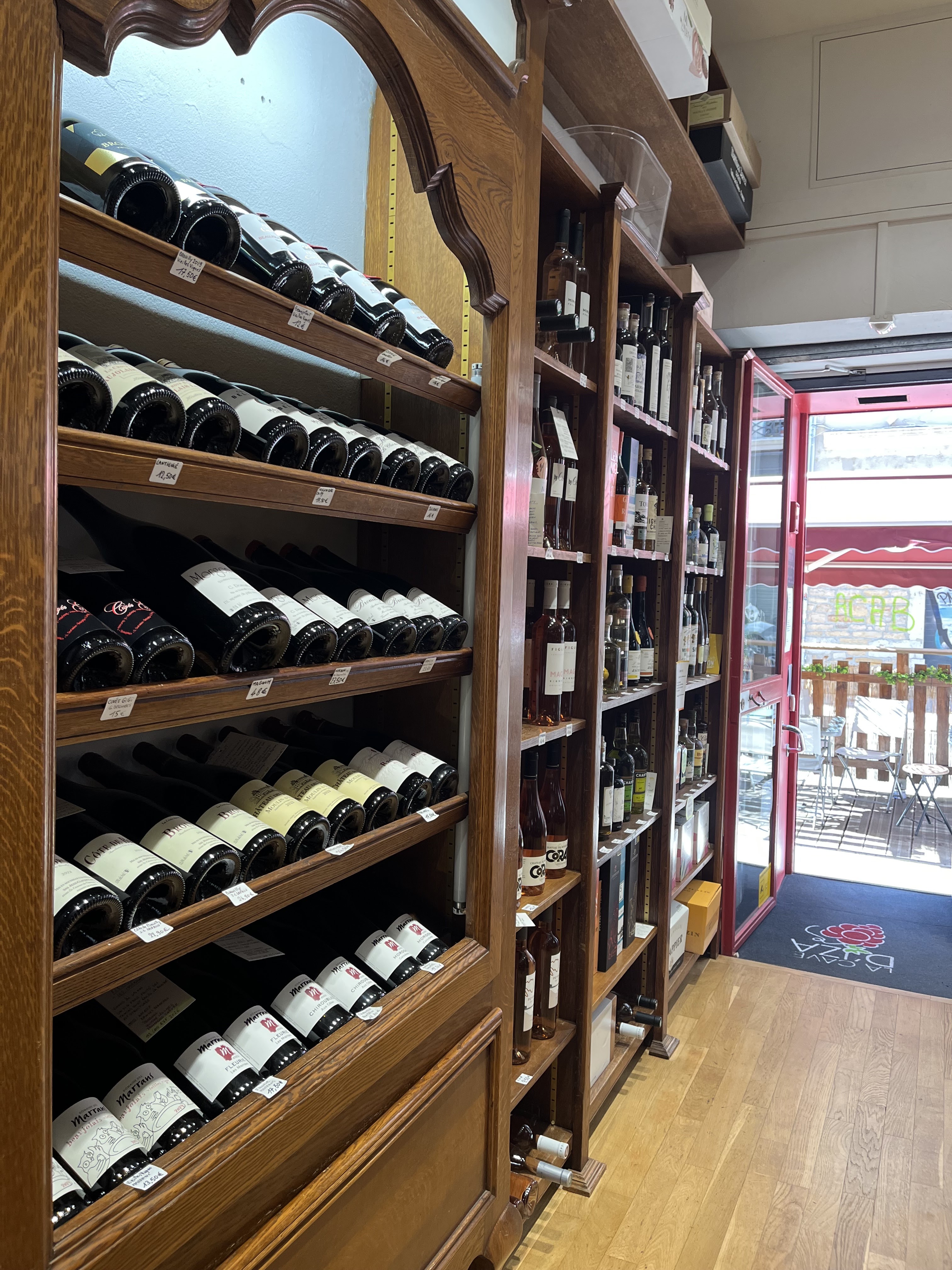 Étagères de vins de la Cave d'Iza